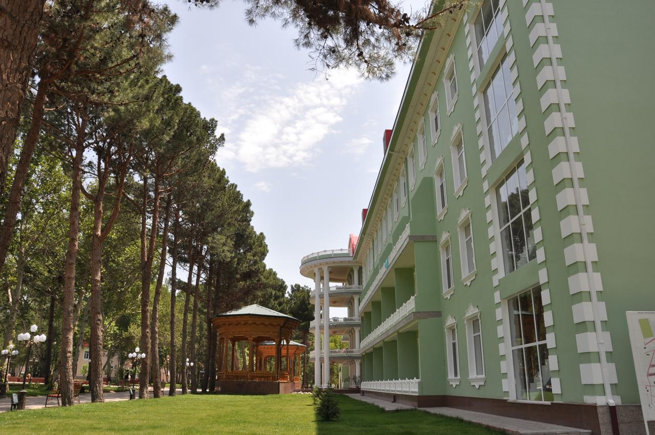 Bahoriston Hotel Guliston Buitenkant foto